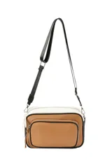 Bandolera tricolor de diseño rectangular, combinando tonos marrón tostado, blanco y negro. Cuenta con un compartimento principal con cierre, un bolsillo frontal con cierre y ribetes negros, y una correa larga ajustable de cinta negra.