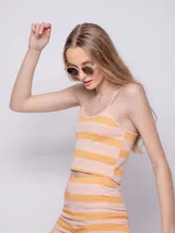 Top verde con rayas horizontales celestes, de breteles finos y textura acanalada.