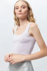 Top sin mangas color lila, con escote cuadrado y costuras asimétricas en el frente.