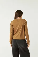 Remera blanca de manga larga con cuello bote.