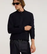 Buzo de algodón azul marino con cuello polo y cierre frontal de botones, de manga larga con puños ajustados y diseño liso.