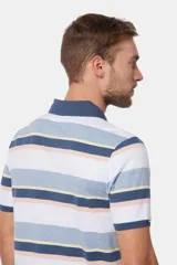 Remera polo de hombre rayada, confeccionada en jersey de algodón. Tiene botones personalizados y logo bordado en el pecho.