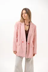 Blazer cruzado de rayas rojas y blancas, con solapas de muesca, bolsillos con solapa en los laterales y cierre de dos botones rojos.