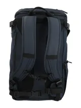 Mochila RKF de diseño técnico en color azul marino, confeccionada en poliéster reciclado repelente al agua. Presenta un compartimento principal con cierre, logo de la marca estampado verticalmente en el frente y detalle de cordón decorativo con mosquetón.
