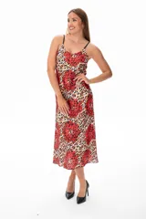 Vestido midi con estampado animal print y flores rojas, de breteles finos y corte recto.
