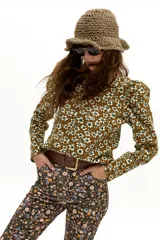 Blusa de corduroy de algodón con estampado floral en tonos mostaza y crudo, cuello a la base y mangas largas con hombros abullonados.