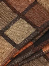 Bufanda de estilo clásico con estampado de cuadros en tonos tierra, verde militar y gris. Confeccionada en tejido suave y con flecos en los extremos.