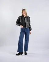 Campera tipo bomber de símil cuero color negro, con cuello, puños y ruedo elásticos. Cuenta con cierre frontal y dos bolsillos diagonales con cierre.