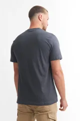 Remera gris oscuro con estampado de la serie The Mandalorian de Star Wars.