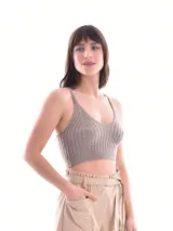 Musculosa corta tejida color gris con breteles finos y escote en V.