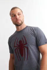 Camiseta gris de manga corta con estampado de una araña roja en el pecho.