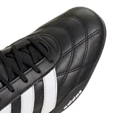 Championes Adidas Groundpulse de estilo urbano inspirado en el automovilismo, con diseño de perfil bajo en color negro y las tres bandas características en blanco. Presenta una construcción ligera y flexible con suela de goma.