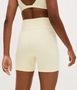 Bermuda deportiva de mujer confeccionada en microfibra, con diseño de cintura cruzada y corte regular que se ajusta de forma anatómica al cuerpo.