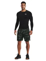 Remera de compresión Under Armour de manga larga, color negro, con cuello redondo y logo de la marca estampado en el pecho. Diseñada con tecnología HeatGear para absorción de sudor y paneles de malla para ventilación.
