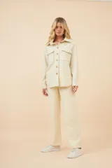 Camisa de manga larga estilo leñador con bolsillos en el frente, color crema con diseño a cuadros. Confeccionada en lana fina sin teñir.