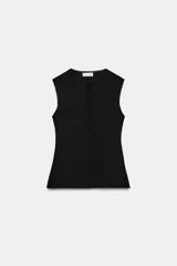 Top tipo chaleco confeccionado en hilatura con viscosa, color negro, con cuello redondo, manga sisa y cierre frontal con botones forrados.
