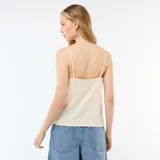 Camiseta de tirantes color beige, con escote en V decorado con detalle de encaje y tirantes finos ajustables.