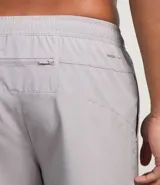 Bermuda deportiva de running color gris, con cintura elástica, ajuste interno y bolsillo trasero con cierre. Confeccionada en tejido técnico de poliéster y elastano.