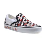 Championes Vans modelo Slip-On con diseño checkerboard clásico en blanco y negro, intervenido con estampados de Condorito y la onomatopeya ¡PLOP!. Presenta suela de goma blanca con detalles gráficos laterales.