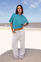 Remera celeste con logo bordado en el pecho, corte boxy y cuello redondo.