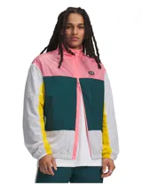 Campera deportiva Under Armour con diseño de bloques de color en rosado, verde oscuro, blanco y amarillo, con cierre frontal y cuello alto.