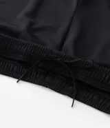 Bermuda masculina color gris oscuro con textura de microperforaciones, cintura elástica con cordón ajustable y bolsillos.