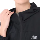 Campera deportiva New Balance con capucha, cierre frontal completo y mangas largas con puños elásticos. Presenta un diseño holgado y liviano con el logo de la marca estampado en el pecho.
