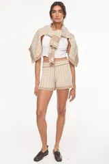 Short de punto tejido, color beige con detalles rayados en la cintura y los bordes inferiores, de tiro medio con cordón ajustable.