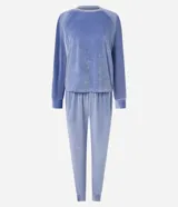 Pijama largo de dos piezas confeccionado en plush, compuesto por una blusa de manga larga con cuello redondo y un pantalón con cintura elástica y puños ajustados en los tobillos.
