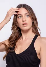 Top blanco de tejido de punto acanalado, sin mangas y con escote en V.