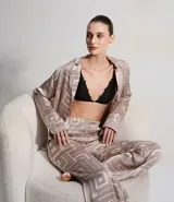 Soutien top triangular de encaje color borgoña, sin aro ni relleno, con breteles finos ajustables.