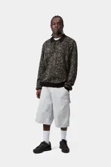 Sweater de punto con diseño de piel de serpiente en tonos verdes y negros, manga larga, cuello polo negro y cierre de botones frontal.