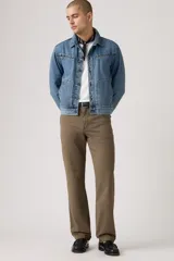 Pantalón chino de corte relajado en color marrón, con cierre de botón y cremallera, bolsillos laterales y traseros.