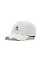 Gorra beige con visera curva y cierre ajustable en la parte trasera, con parche bordado del logotipo de un pingüino en el panel frontal.