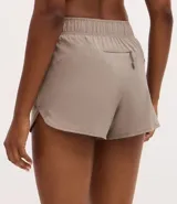 Bermuda deportiva modelo runner de corte holgado, con cintura elástica, bajo redondeado y bolsillo funcional trasero. Confeccionada en tejido de poliéster con elastano.