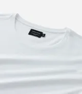 Remera básica de corte slim, confeccionada en algodón de punto medio, con cuello redondo y manga corta. Diseño liso sin estampados, ideal para un estilo versátil y cómodo.