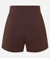 Short lila de tejido bengaline, con bolsillos delanteros y cremallera lateral.