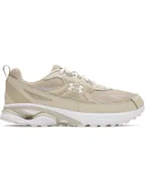 Championes Under Armour modelo Apparition Tech, de diseño retro inspirado en el running. Presentan una parte superior de malla transpirable con superposiciones de cuero y materiales sintéticos en tonos beige, incorporando amortiguación reactiva UA HOVR y suela de goma para mayor tracción.