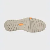 Zapato de vestir estilo derby marca Hush Puppies, confeccionado en cuero color marrón con suela de EVA en tono beige. Presenta cordones al tono y detalle de logo grabado en el lateral.