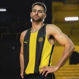 Musculosa de basquet Puma del club Pearol, modelo Home 2025. Diseo a franjas verticales amarillas y negras, con escudos del club y logo de Puma en el pecho.