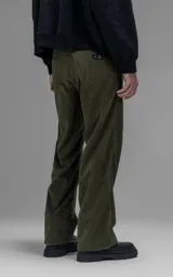 Pantalón de corte recto confeccionado en corderoy premium color verde oliva. Presenta diseño clásico de cinco bolsillos, cierre frontal con botón, presillas para cinturón y costuras reforzadas.