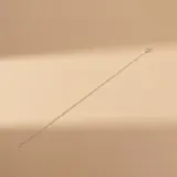 Pulsera de cadena tipo rolo fabricada en plata 925, con cierre de argolla de resorte.