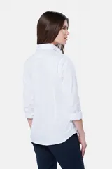 Camisa de manga larga entallada de color blanco con cuello camisero y cierre frontal de botones.