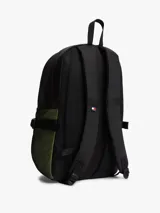 Mochila outdoor Tommy Jeans color negro, con compartimento principal, asa superior, correas ajustables y detalles de malla verde visible en los laterales. Incluye el parche con el logo de la marca bordado en el frente.