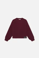 Sweater tejido burdeos de textura acanalada, de corte relajado con cuello redondo, hombros caídos y mangas largas. Cuenta con un gráfico bordado del logo Scuffers en la espalda con estampado de leopardo y terminaciones acanaladas en puños y cintura.
