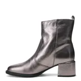 Bota corta de cuero con acabado metalizado plateado, diseño de caña media, cierre lateral y taco ancho de altura media.