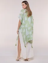 Kimono de gasa verde con estampado de hojas blancas y detalles de lurex. Presenta mangas cortas holgadas, diseño abierto al frente y terminación en punta con borlas en el ruedo.