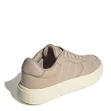 Championes urbanos Adidas modelo Lite Court, color taupe con detalles en tono crema en la suela. Presentan un diseño de corte bajo con las icónicas tres bandas laterales, confeccionados en material sintético con tecnología de amortiguación Cloudfoam en la entresuela.