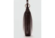 Bolso mediano de diseño ovalado, color marrón oscuro, con asa de hombro ajustable y cierre de cremallera.