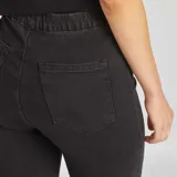 Jegging negro de talle alto con cintura elástica y bolsillos delanteros simulados.